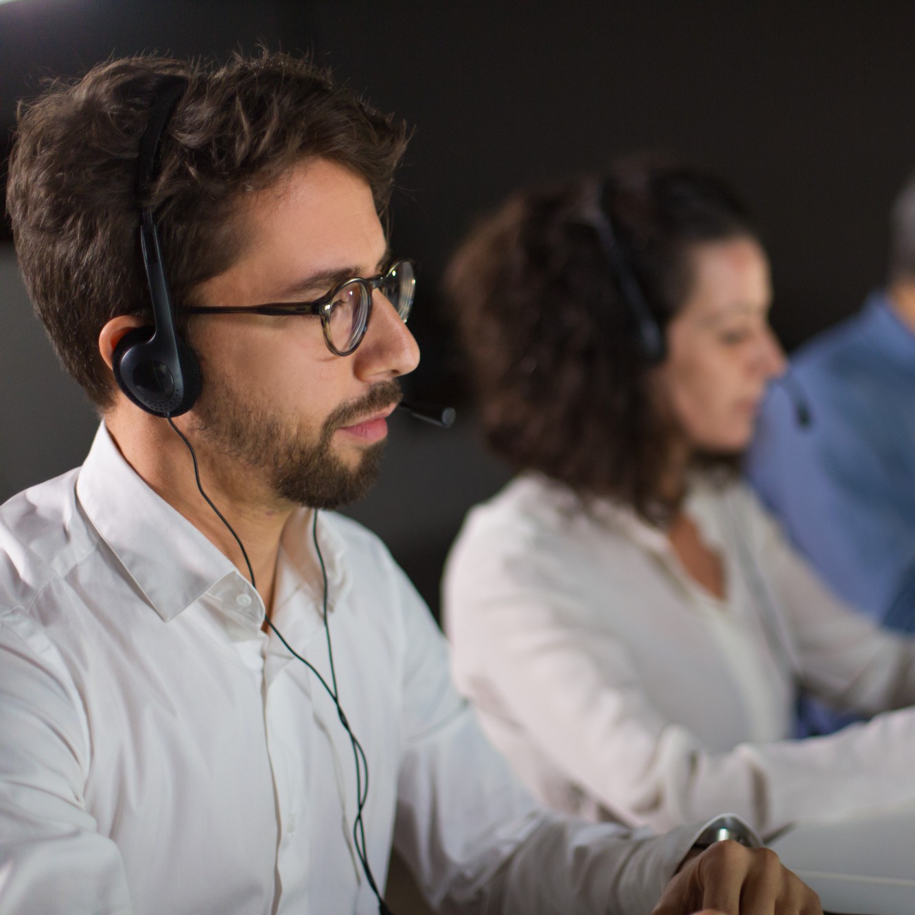 Equipe de suporte da Rossi WD® atendendo clientes via headset.