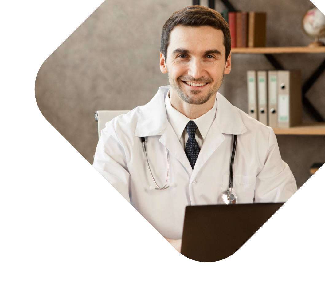 Médico de jaleco branco usando um notebook para acessar o sistema ERP Rossi WD®.